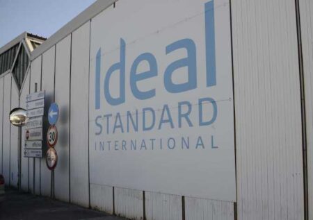 Ideal Standard, trattativa appesa ad un filo mentre Calenda e Salvini litigano