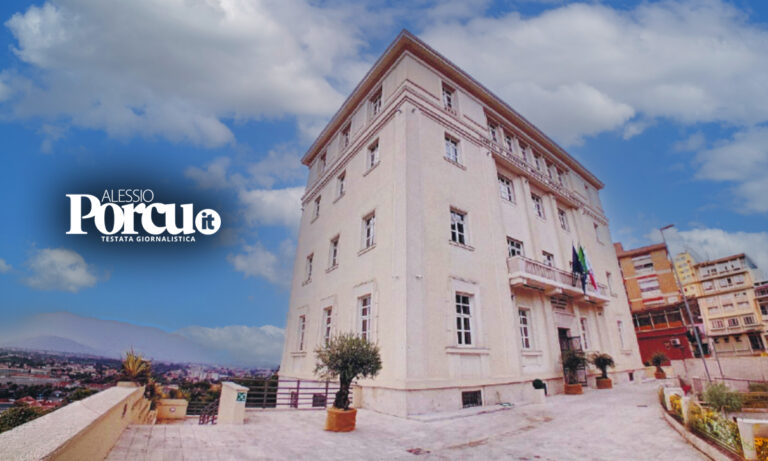 Una pietra del 1932 ed il segnale di Acampora a tutta la provincia